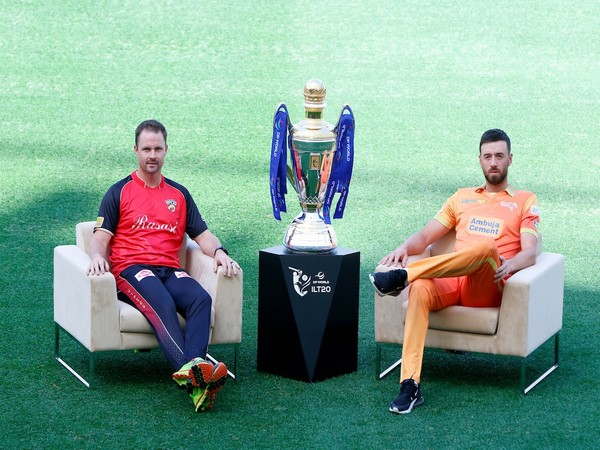 Colin Munro of Desert Vipers and James Vince of Gulf Giants during pre-final trophy picture (Image: ILT20)