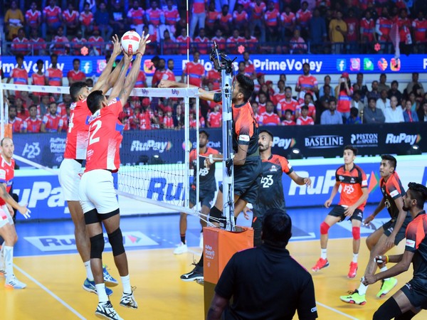 Calicut Heroes in action against Hyderabad Black Hawks in Prime Volleyball League (Image: PVL)