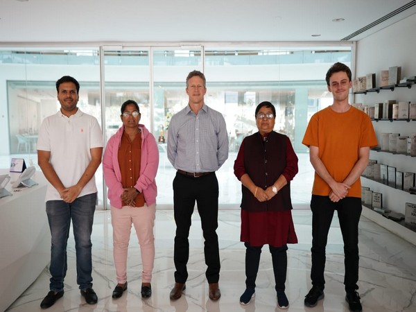 Delhi Capitals women's team head coach Jonathan Batty and Assistant Coach Hemlata Kala along with staff members (Image: DC media)