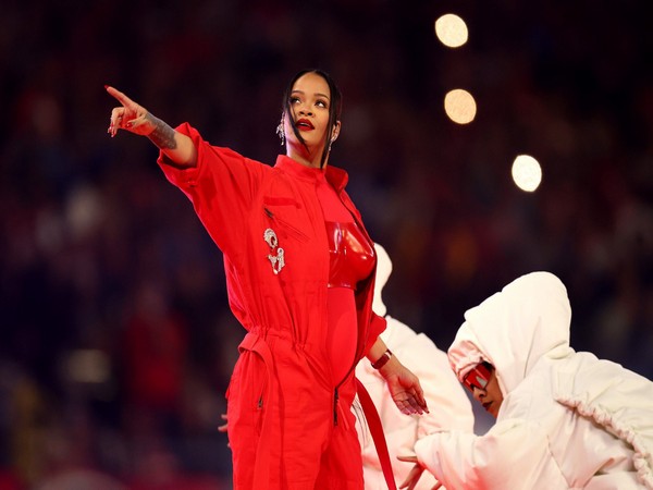 Rihanna (Image source: Twitter)