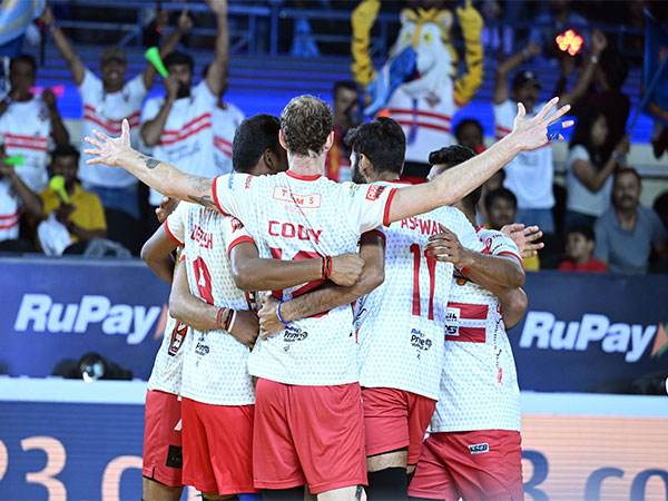 Kolkata Thunderbolts celebrate after winning a point against Kochi Blue Spikers (Image: PVL)