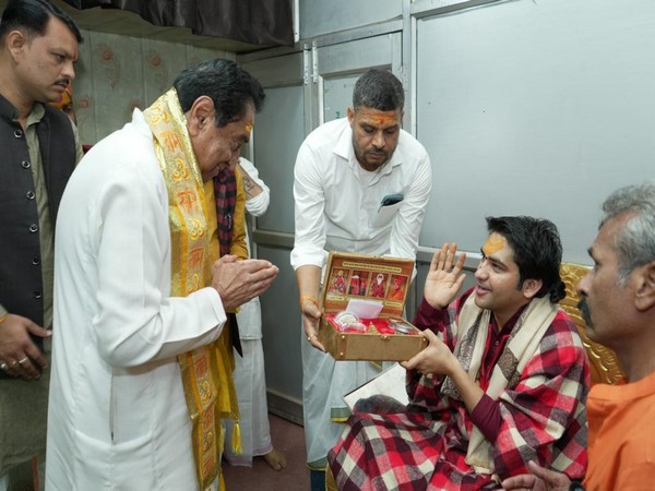 Former MP CM Kamal Nath talking blessings from Pt Dhirendra Krishna Shastri Maharaj (Photo/ANI)