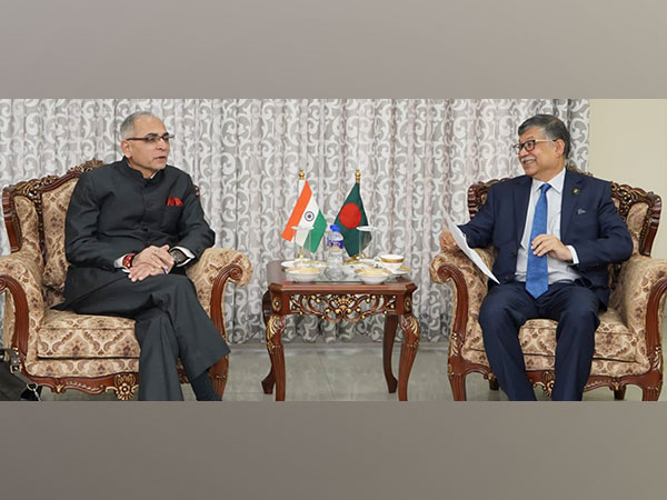 Foreign Secretary Vinay Mohan Kwatra, his Bangladeshi counterpart Masud Bin Momen (Source: Twitter/@ihcdhaka)