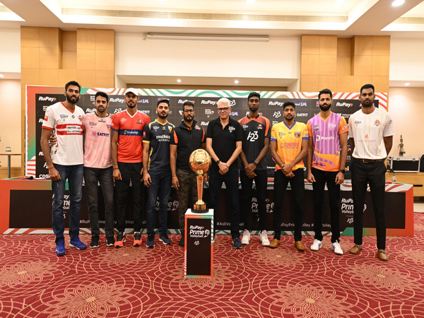 Captains of Prime Volleyball League teams with CEO Joy Bhattacharjya posing with Trophy (Image: PVL)