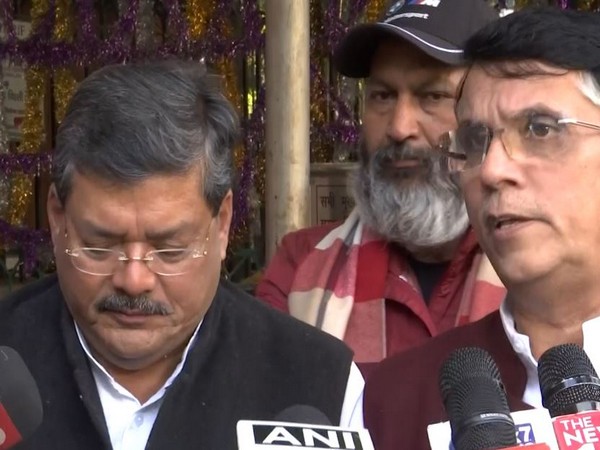 Congress leader Mukul Wasnik (left) and Pawan Khera (right) (Photo/ANI)