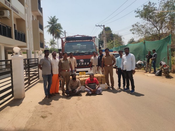 Police arrested 2 drug peddlers and seized 951 kg from their possession in Madurai (Photo/ANI)