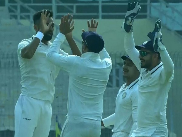 Jaydev Unadkat celebrating with teammates (Photo: Twitter@@BCCIdomestic)