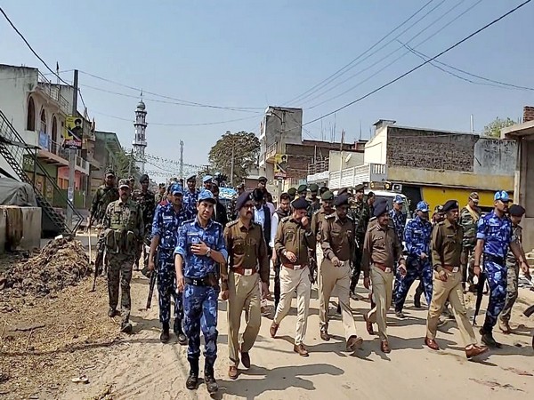 Paramilitary personnel conduct a flag march in Palamu (Photo:ANI)