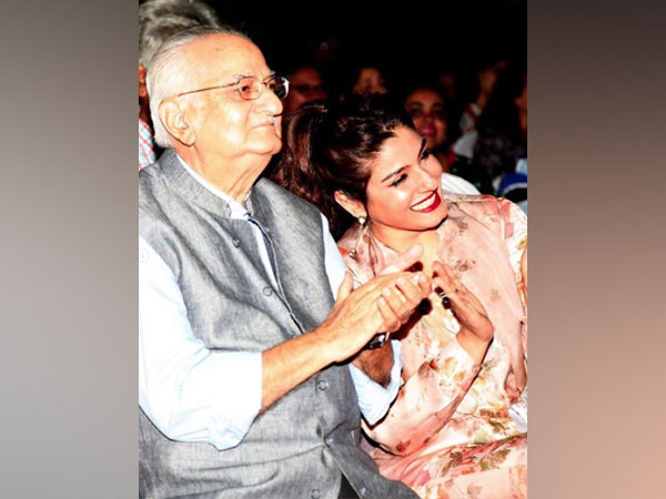 Raveena Tandon with her father (Image source: Instagram)