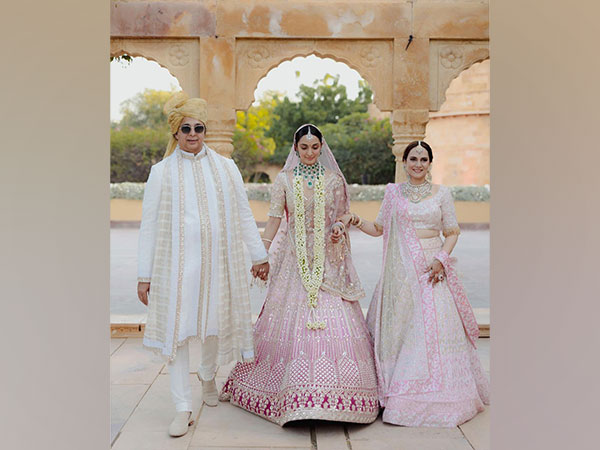 Kiara Advani with her parents (Image Source: Instagram)