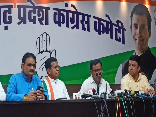 Former Union Minister and senior Congress leader Bhakta Charan Das addressing the press conference (Photo/ANI)