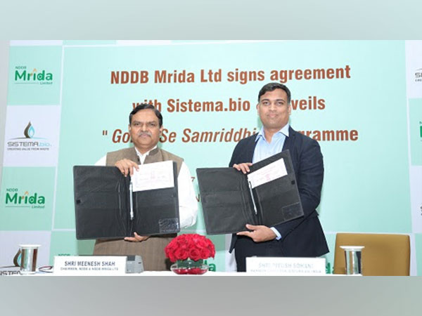 Meenesh Shah, Chairman, NDDB and Piyush Sohani, MD, Sistema.bio on the agreement signing