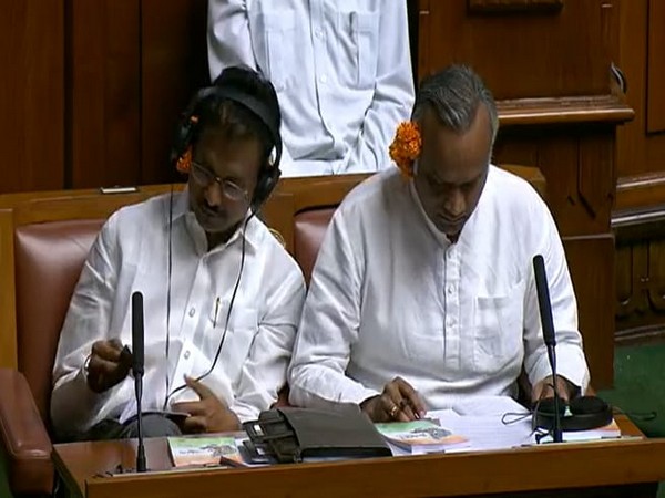 Congress MLAs with flowers on their ears (Photo/ANI)