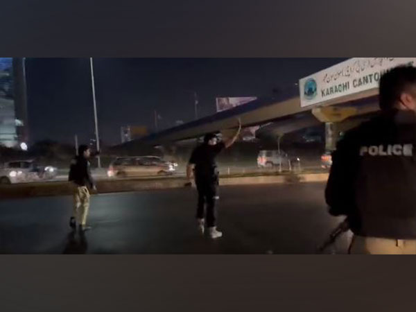 Karachi Police in action. (Photo Credit - Twitter)