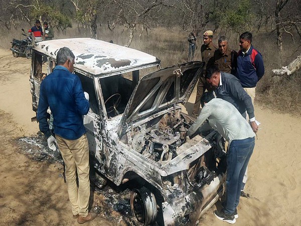 FLS and other teams inspect the vehicle wherein charred bodies were found (Photo:ANI)