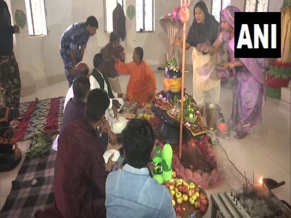 People offering prayer at temple in Palamu (Photo/ANI)