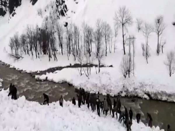 Indian Army, JK police conducting rescue operation (Photo/ANI)