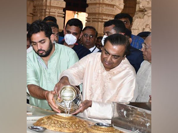 RIL chairman Mukesh Ambani with son Akash Ambani at Somnath Temple (Photo/ANI)