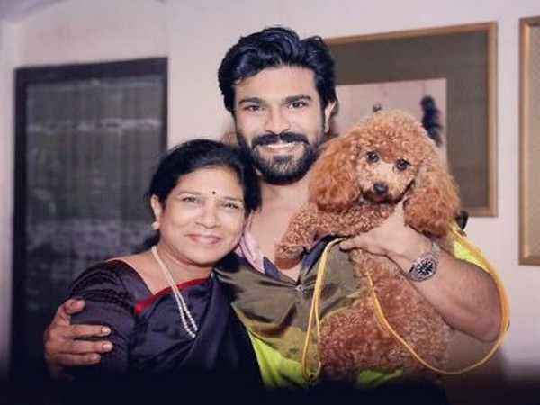 Ram Charan with mother Surekha (Image Source: Instagram)