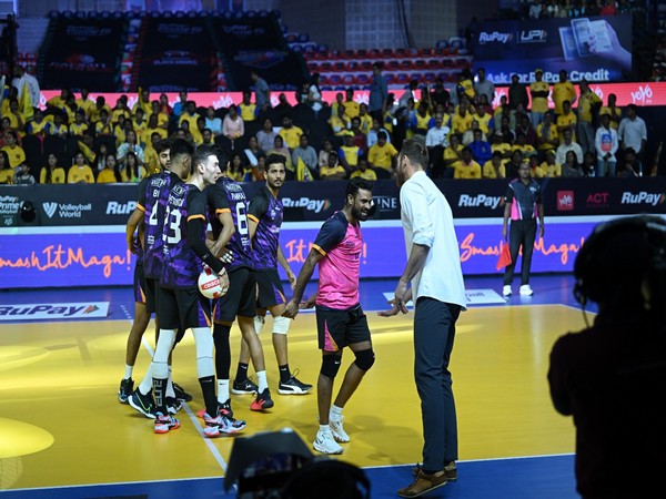 Bengaluru Torpedoes Head Coach David Lee in conversation with his players (Image: PVL)