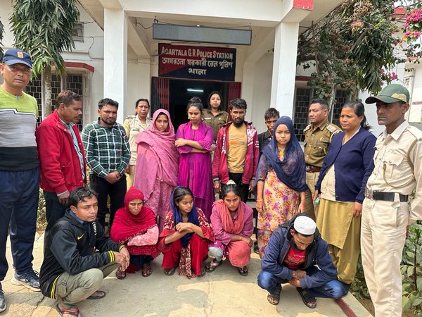 Railway Police Force with the detained accu