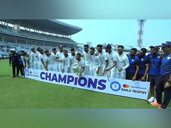 Team Saurashtra pose with the Ranji Trophy. (Photo: BCCI Domestic/ Twitter)