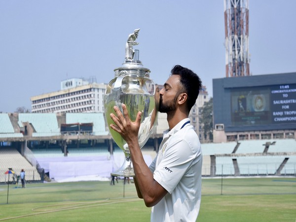 Jaydev Unadkat with the trophy. (Photo- Jaydev Unadkat Twitter)