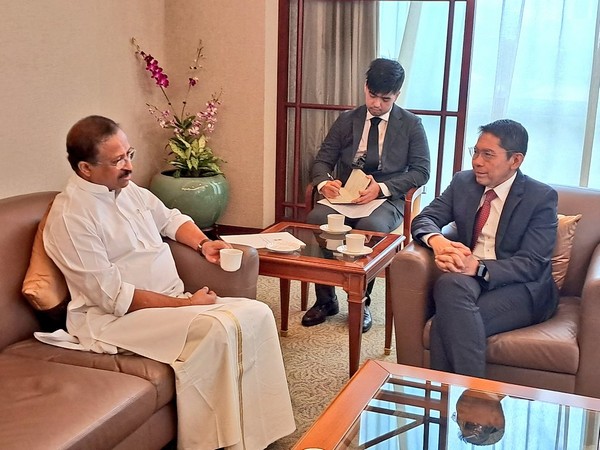 V. Muraleedharan with Singapore's Second Minister for Education and Foreign Affairs Maliki Bin Osman (Source: Twitter/@MOS_MEA)