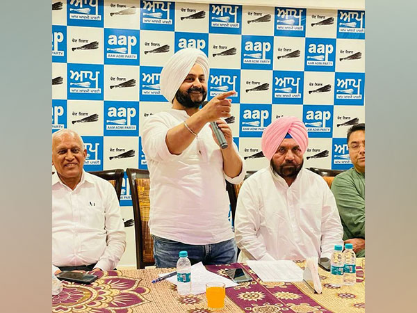 AAP leader Jarnail Singh at the centre (File photo/ANI)