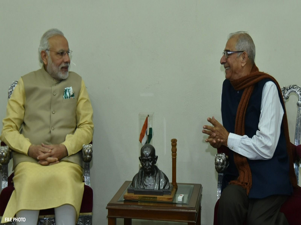 Prime Minister Narendra Modi with former governor OP Kohli (Photo/ANI)