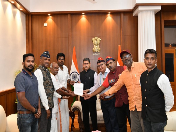 Tamil Nadu BJP chief K Annamalai along with Tamil Nadu Governor RN Ravi (Photo/Annamalai Twitter)