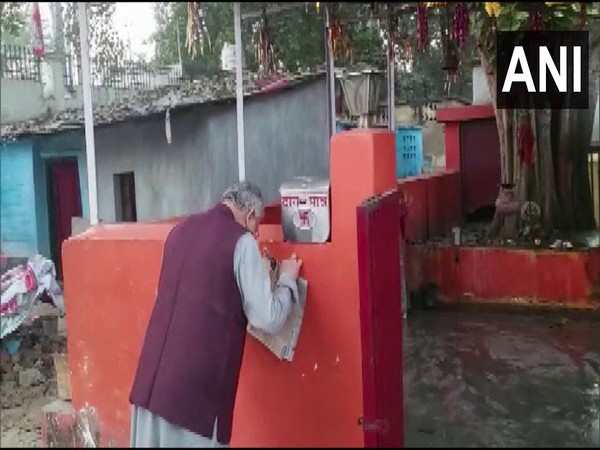 Uttar Pradesh FM Suresh Khanna offering prayers in temple (Photo/ANI)