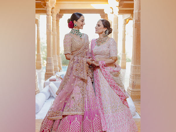 Kiara Advani with her mom (Image source: Instagram)