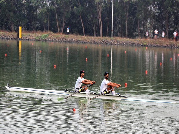 Parminder (front) and Shagandeep of SSCB in action during Open Doubles Sculls event (Image: RFI)