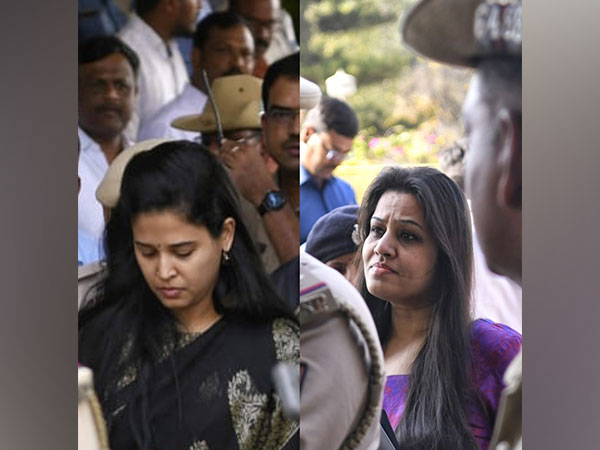 Karnataka IAS officer Rohini Sindhuri (left), IPS officer D Roopa (right) (Photo:ANI)