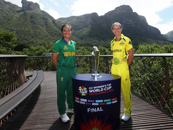 South African skipper Sune Luus and Australian skipper Lanning with T20 WC trophy. (Photo- ICC)