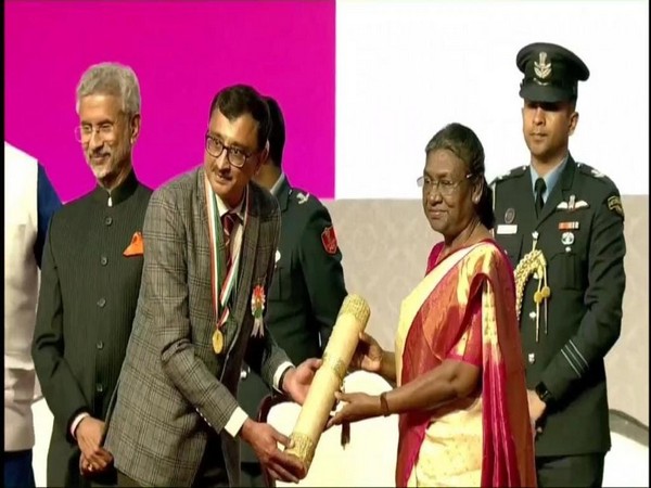 Professor Sanjeev Mehta receiving Pravasi Bharatiya Samman award (Source: Twitter/@Indiainbhutan)