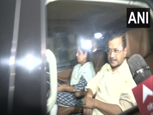 Arvind Kejriwal reaches Manish Sisodia's house