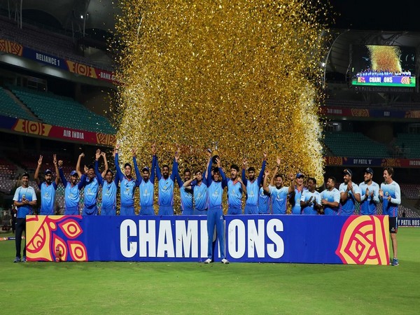 Reliance 1 team lifting DY Patil T20 Cup (Image: DY Patil T20 Cup)