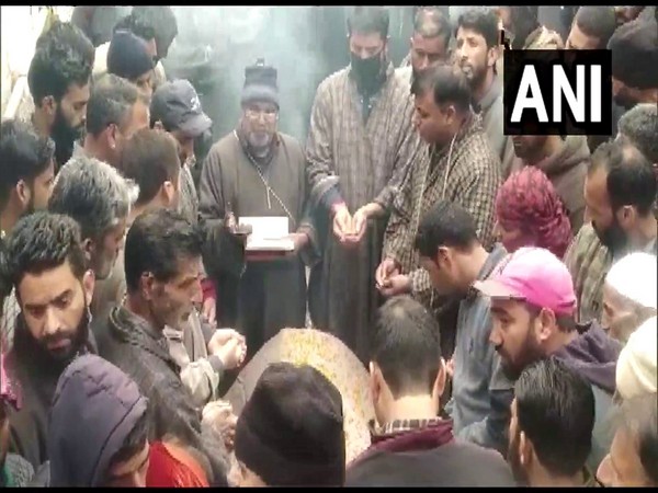 Locals at the last rites of slain Kashmiri Pandit Sanjay Sharma. (Photo/ANI)