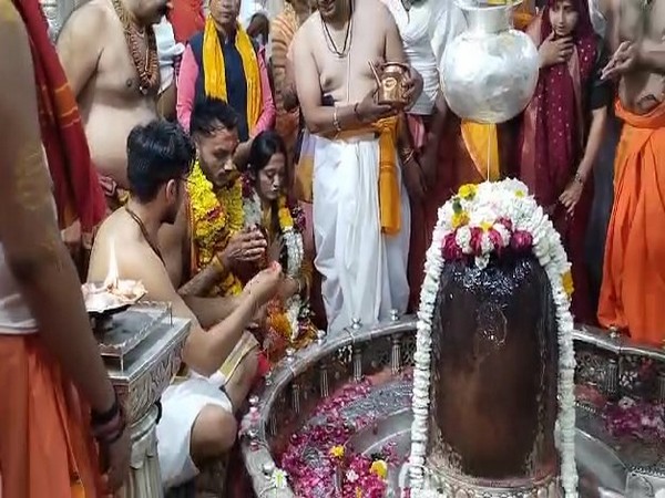 Cricketer Axar Patel along with his wife in sanctum sanctorum of Baba Mahakal