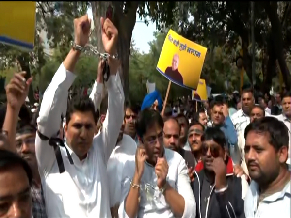 AAP leaders protest in Delhi (Photo:ANI)