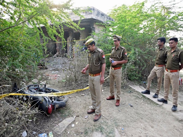 Policemen at the spot where Arbaaz was killed in an encounter (Photo:ANI)