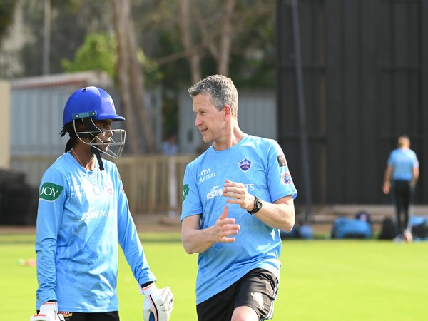 Delhi Capitals' Head Coach Jonathan Batty with Arundhati Reddy during training (Image: Delhi Capitals media)