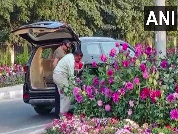 Visuals of two men stealing flower pots (Photo/ANI)