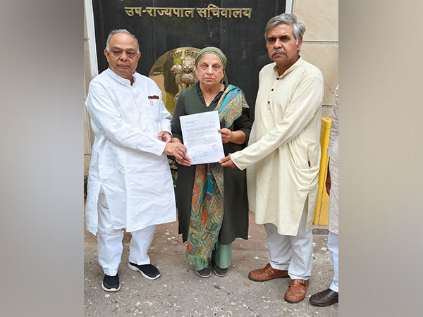 Congress leader Sandeep Dikshit (right), former Delhi government minister Kiran Walia (middle) and Mangat Ram Singhal (Photo/ANI)