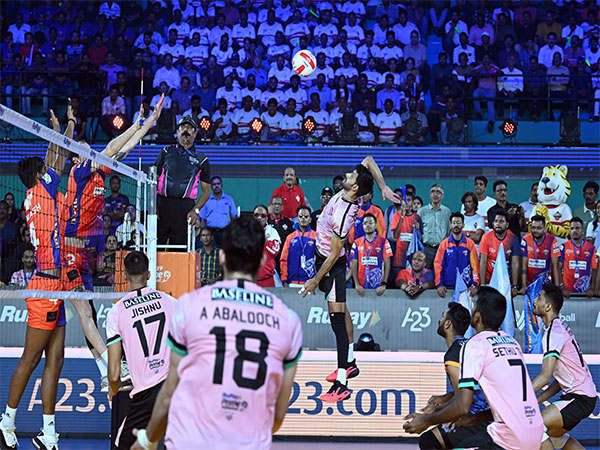  Bengaluru Torpedoes and Kolkata Thunderbolts players in action (Photo: PVL)