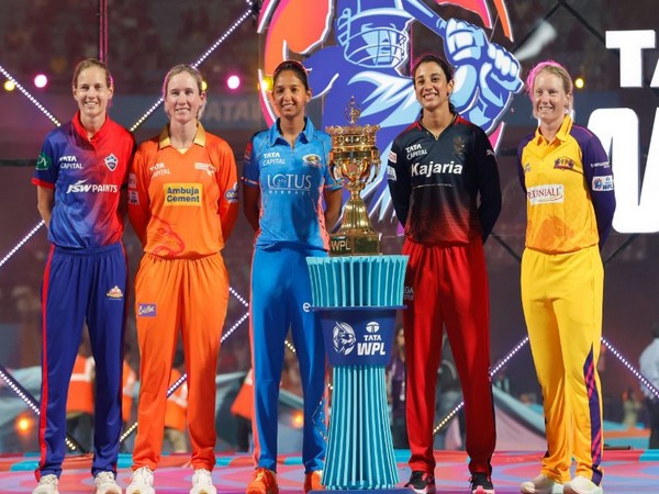 WPL captains with Trophy (Photo: Twitter@mipaltan)