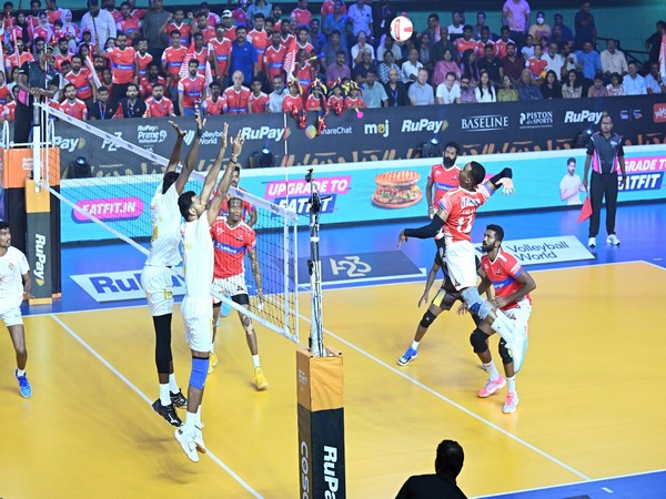 Calicut Heroes and Ahmedabad Defenders players in action (Photo: PVL) 