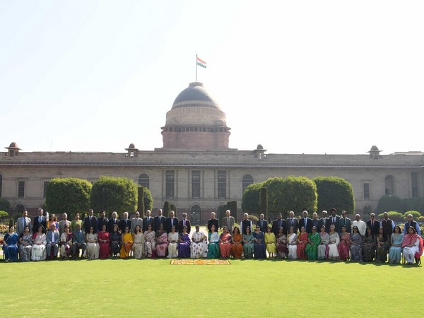 Delhi High Court judges visit Rashtrapati Bhavan's Amrit Udyan (Photo:Twitter/President of India)